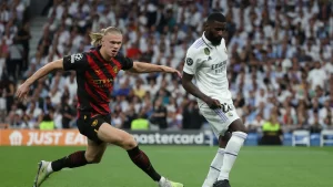 antonio-rudiger-pelea-balon-erling-haaland_97