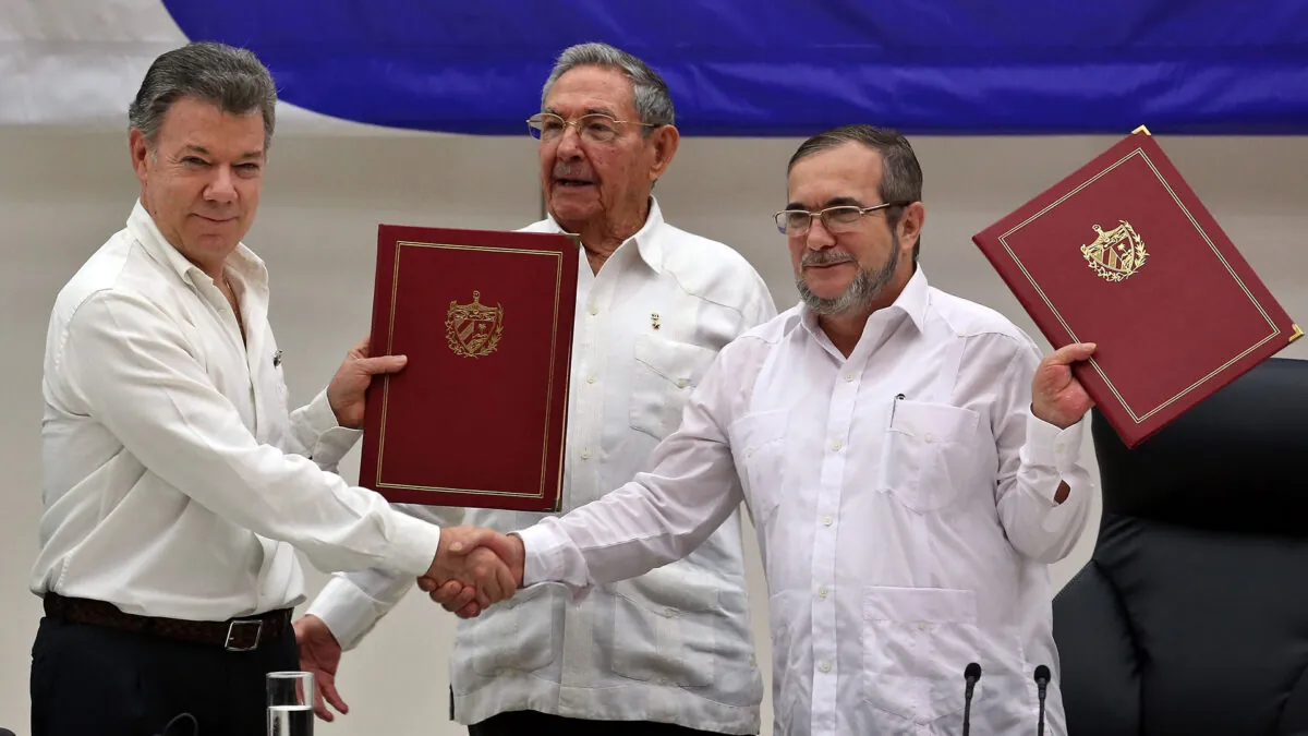 Efemérides 23 de septiembre | El gobierno colombiano y las FARC firman un acuerdo de paz histórico