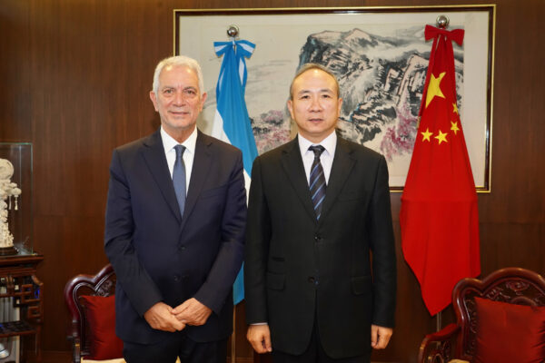 Alak y el embajador chino avanzan en una agenda para potenciar la actividad productiva regional