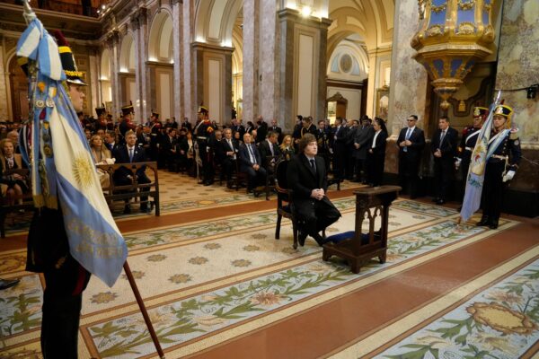 Milei participó del Tedeum por el Día de la Independencia en la Catedral Metropolitana de Buenos Aires.