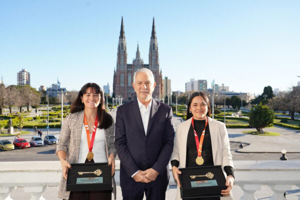 Alak distinguió como ciudadanas ilustres a Majo y Vicky Granatto: “La Plata volvió a ser la ciudad más feliz del mundo”
