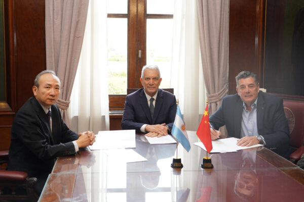 Alak recibió al embajador de China: convenio con la Unión Industrial y la Federación Empresaria