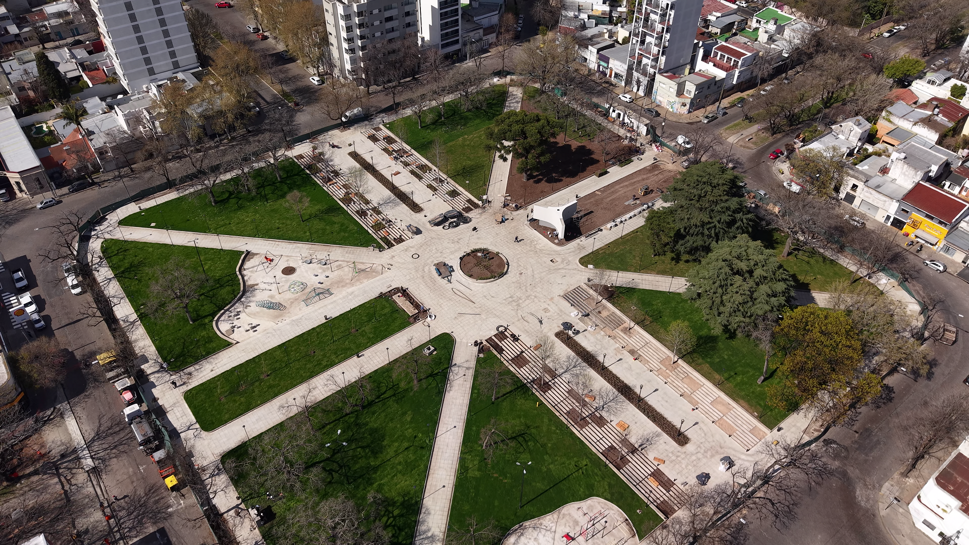 Inauguran la nueva Plaza España